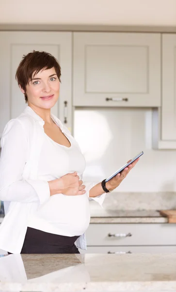 Mulher grávida usando tablet pc — Fotografia de Stock