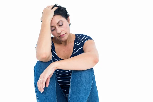 Ongelukkig vrouw zittend op de vloer — Stockfoto