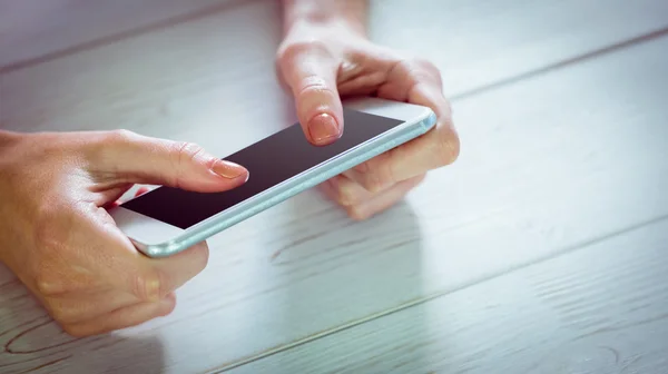 Donna utilizzando il suo smartphone — Foto Stock