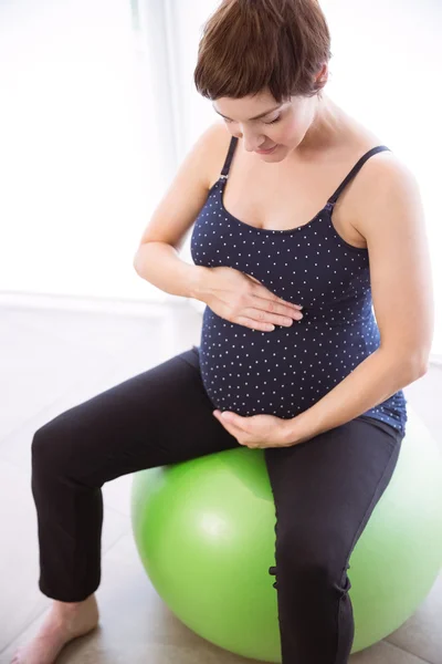 Schwangere hält sich fit — Stockfoto