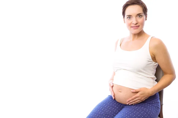 Femme enceinte souriant à la caméra — Photo