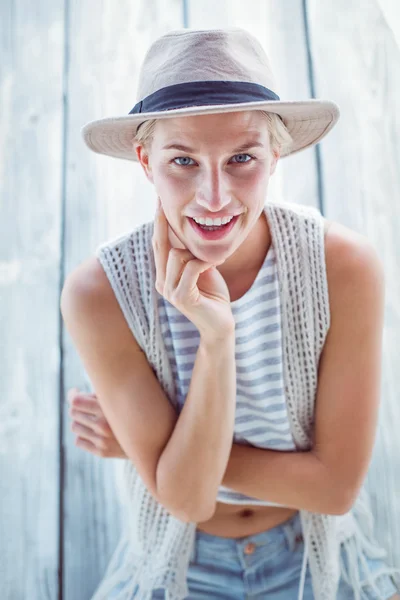 Όμορφη ξανθιά γυναίκα φοράει καπέλο — Φωτογραφία Αρχείου