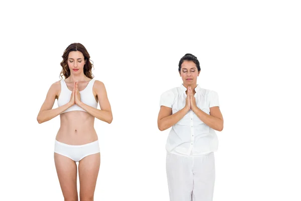 Avslappnad kvinnor gör yoga — Stockfoto