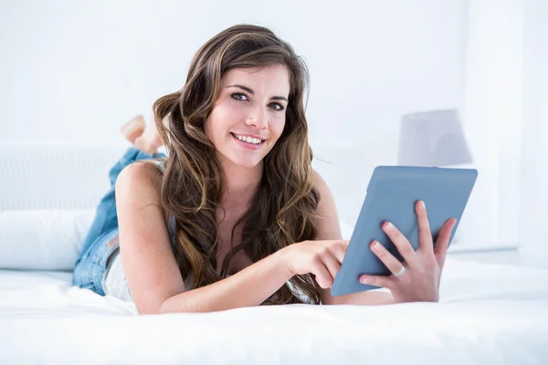 Donna utilizzando il suo tablet pc — Foto Stock