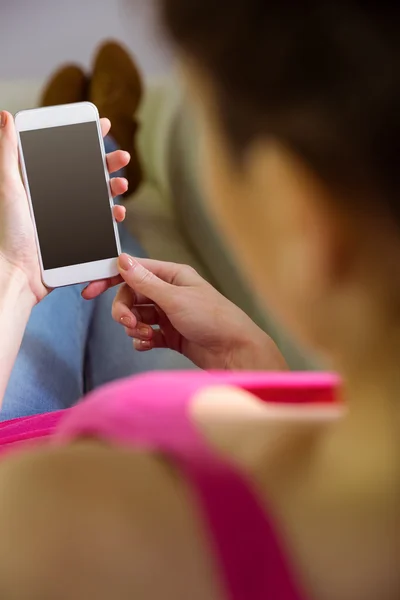 Mujer casual usando su teléfono inteligente — Foto de Stock