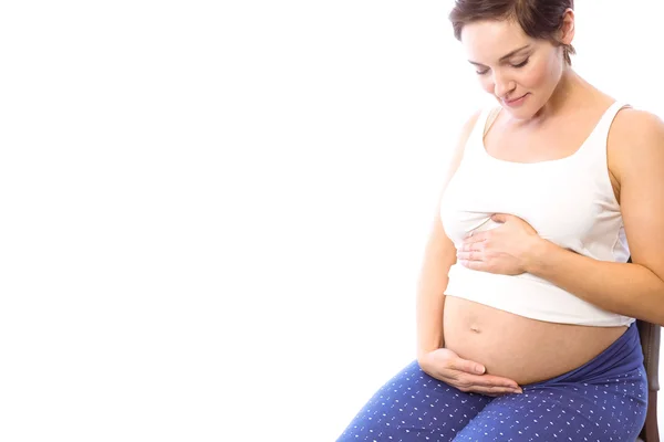 Femme enceinte souriant à la bosse — Photo