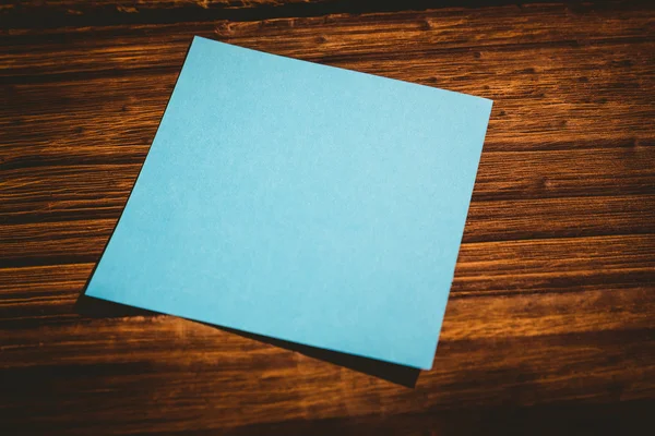 Blauw post-it op houten achtergrond — Stockfoto