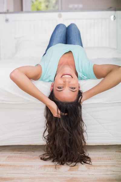 Gelukkig brunette liggend op bed — Stockfoto