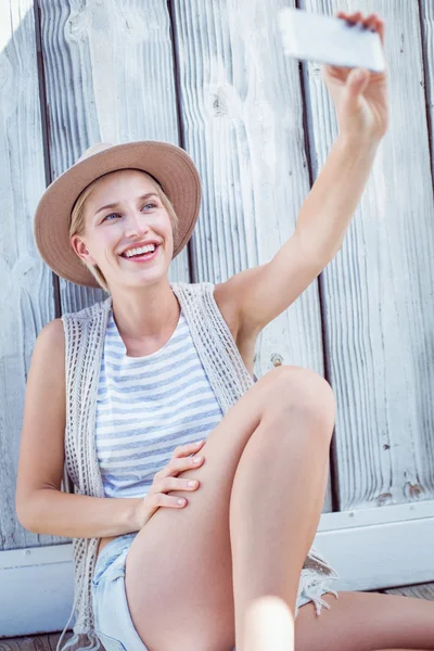 Hübsche blonde Frau macht Selfie — Stockfoto