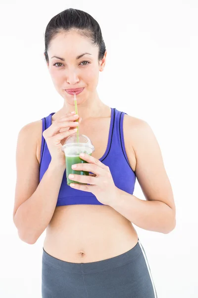 Mulher atraente beber suco verde — Fotografia de Stock