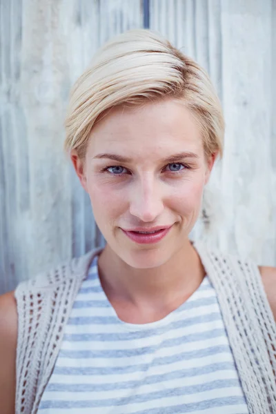 Mujer rubia bonita sonriendo a la cámara — Foto de Stock