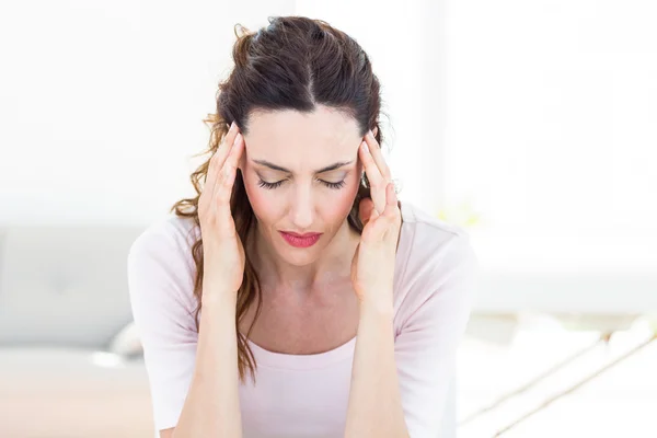 Mujer con dolor de cabeza — Foto de Stock