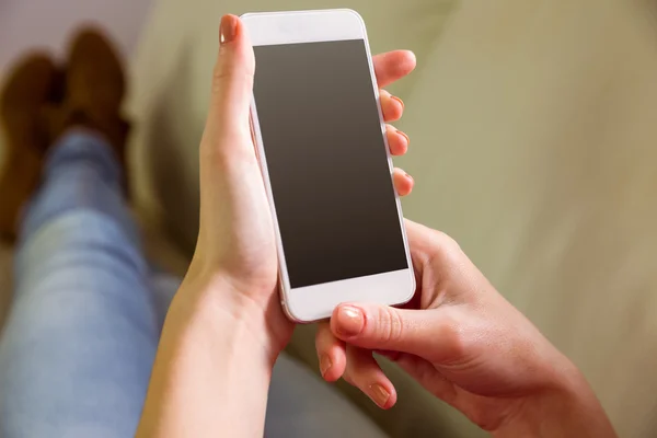 Mujer casual usando su teléfono inteligente — Foto de Stock