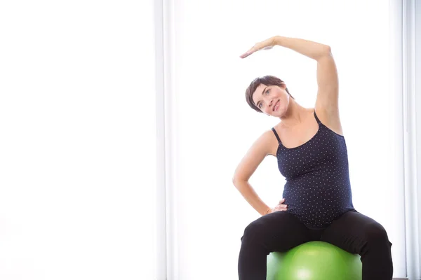 Pregnant woman keeping in shape — Stock Photo, Image