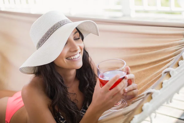 Brünette relaxen auf einer hängematte — Stockfoto