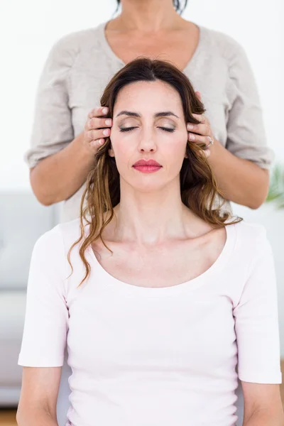 Mujer tranquila que recibe tratamiento con reiki —  Fotos de Stock