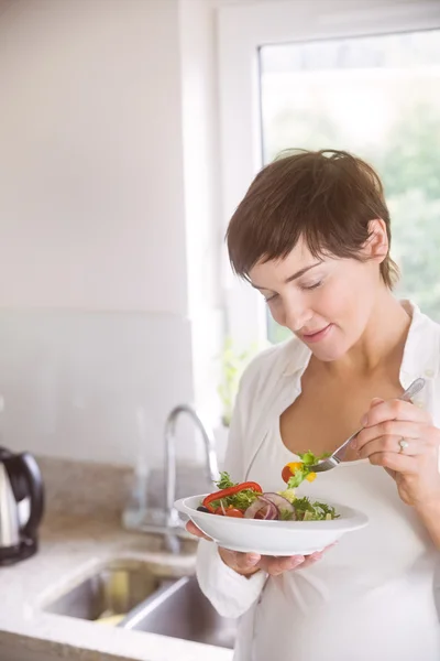 Mulher grávida tendo tigela de salada — Fotografia de Stock