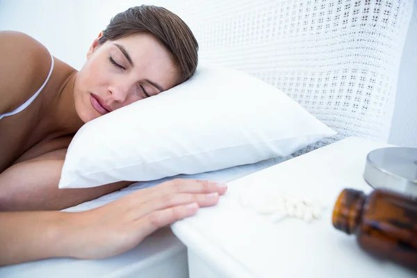 Mulher dormindo na cama — Fotografia de Stock