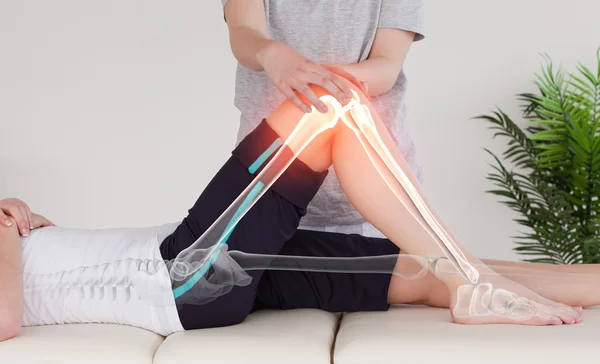 Highlighted bones of woman at physiotherapist — Stock Photo, Image