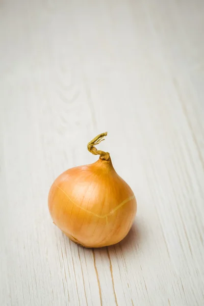 Frische Zwiebel auf hölzernem Hintergrund — Stockfoto