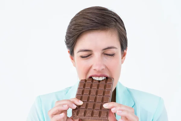 Morena mujer comiendo barra de chocolate — Foto de Stock