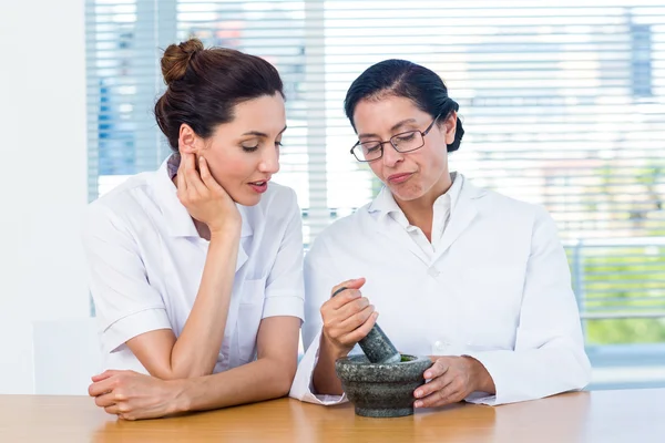 Wissenschaftler mischen Kräuter mit Stößel und Mörser — Stockfoto