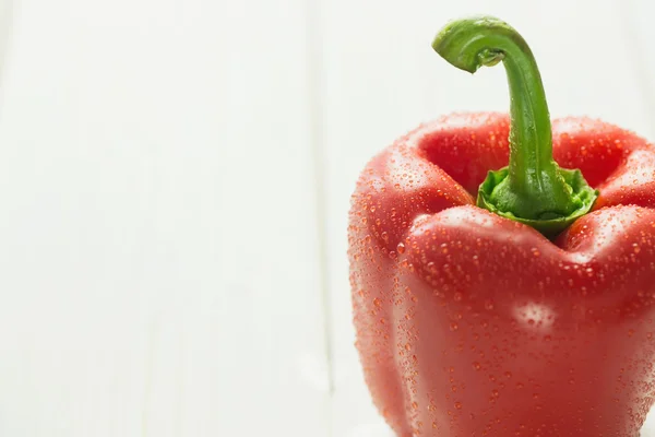 Pimiento rojo con gotas de agua — Foto de Stock