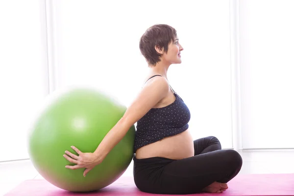 Mujer embarazada mantenerse en forma — Foto de Stock