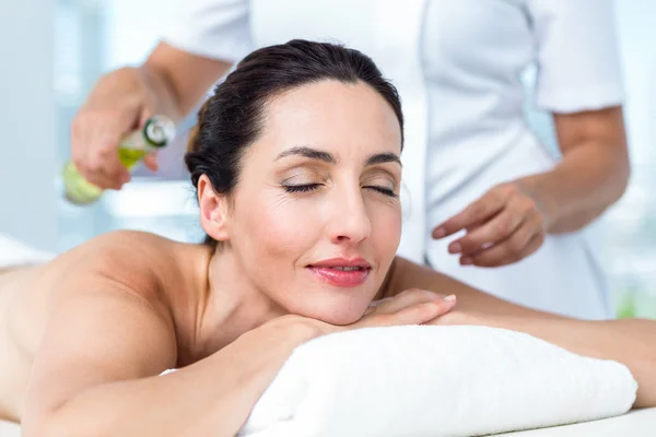 Mujer sonriente recibiendo un tratamiento de aromaterapia —  Fotos de Stock