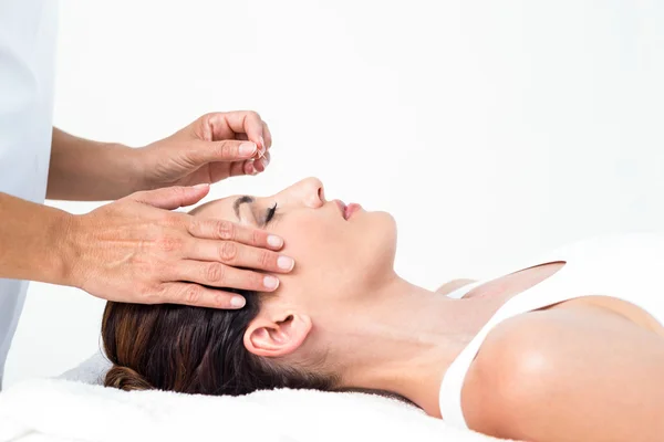 Mulher relaxada em tratamento de acupuntura — Fotografia de Stock