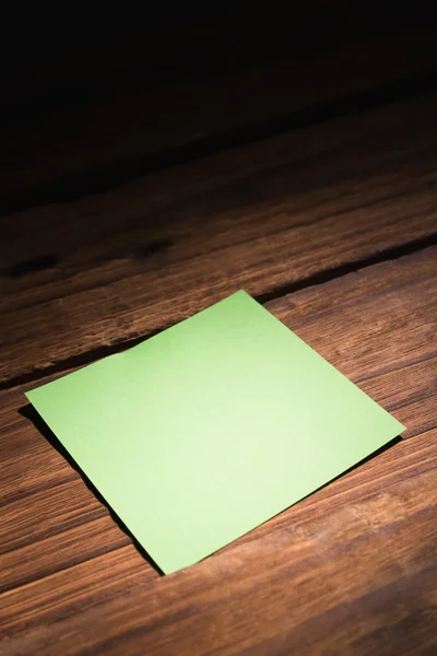 Poste verde sobre fondo de madera — Foto de Stock