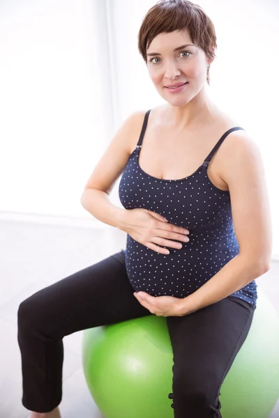 Zwangere vrouw houden in vorm — Stockfoto