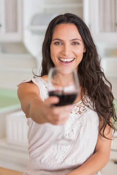 Půvabná brunetka drží sklenku vína — Stock fotografie