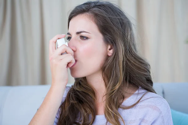 Mujer bonita tomando su inhalador —  Fotos de Stock