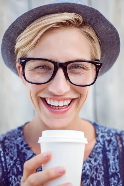 Mooie blonde vrouw bedrijf goblet — Stockfoto