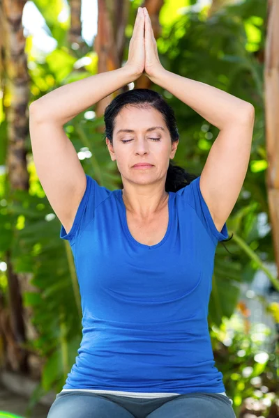 Avslappnad kvinna gör yoga — Stockfoto