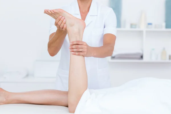 Fizjoterapeuta robi masaż nóg — Zdjęcie stockowe