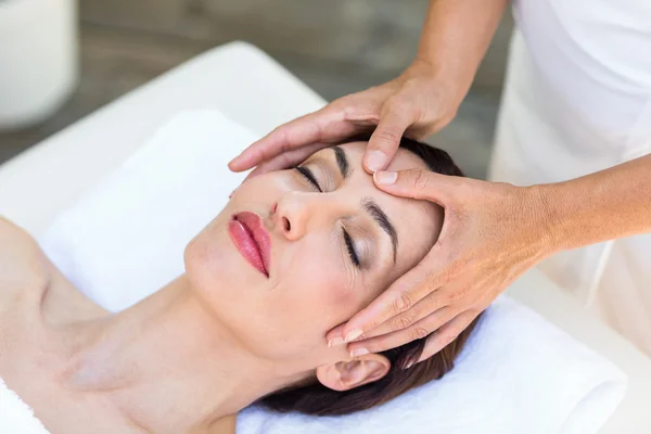 Brünette empfangen kopf massage — Stockfoto