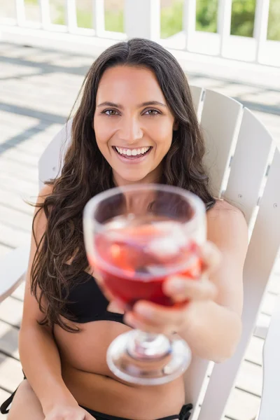 Mooie brunette vergadering op een stoel — Stockfoto