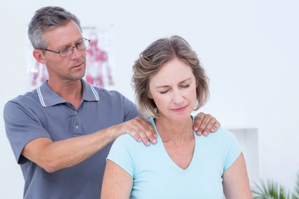 Arts zijn patiënt schouders masseren — Stockfoto