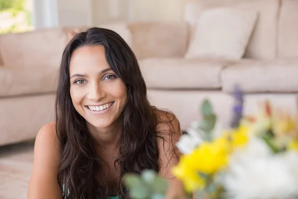 Půvabná brunetka ležící na podlaze — Stock fotografie