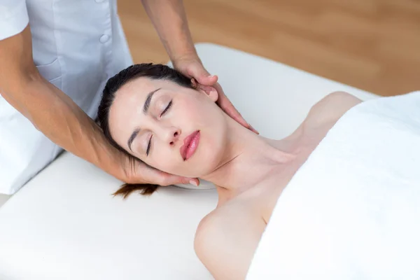 Physiotherapeut macht Nackenmassage — Stockfoto