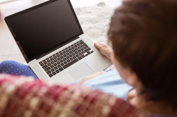 Terhes nő használ a laptop — Stock Fotó