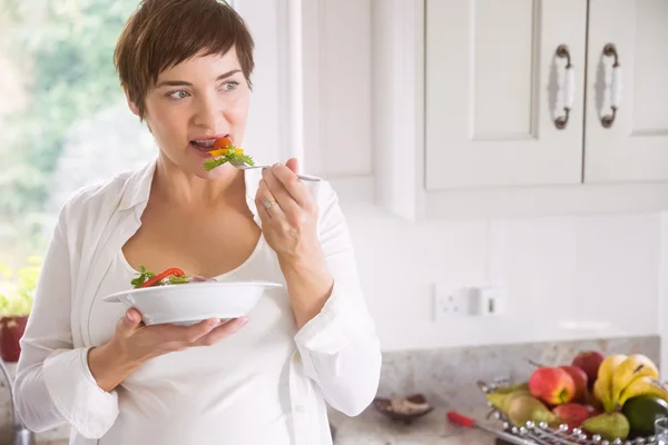 Zwangere vrouw na kom salade — Stockfoto
