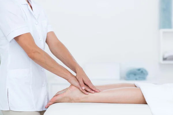 Physiothérapeute faisant massage des pieds — Photo