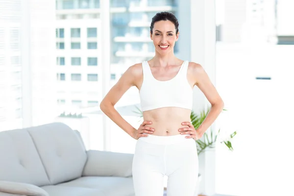 Sonriente morena usando ropa deportiva — Foto de Stock