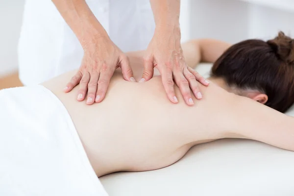 Физиотерапевт делает массаж спины — стоковое фото