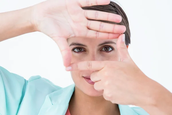 Frau fertigt Rahmen mit ihren Händen — Stockfoto