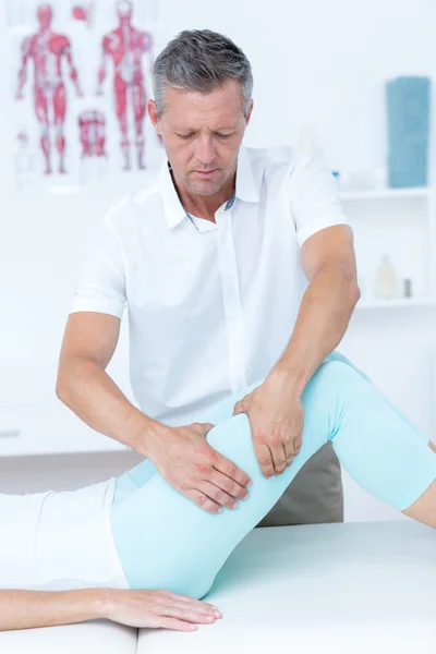 Onun hasta bacak masaj yapıyor fizyoterapist — Stok fotoğraf