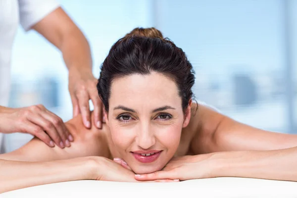 Leende brunett får rygg massage — Stockfoto